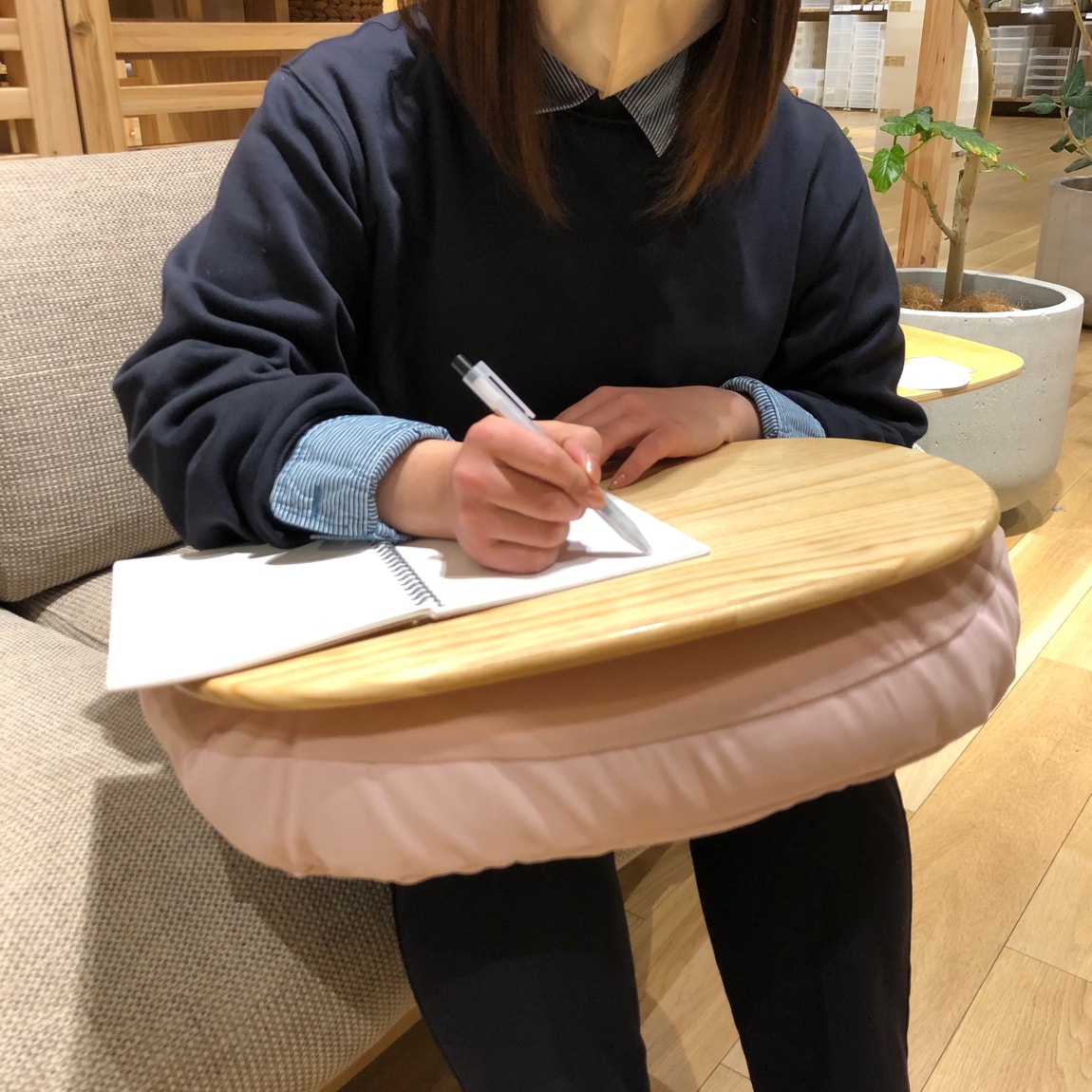 ガーデンズ千早】テーブルクッションで快適に作業｜ 無印良品